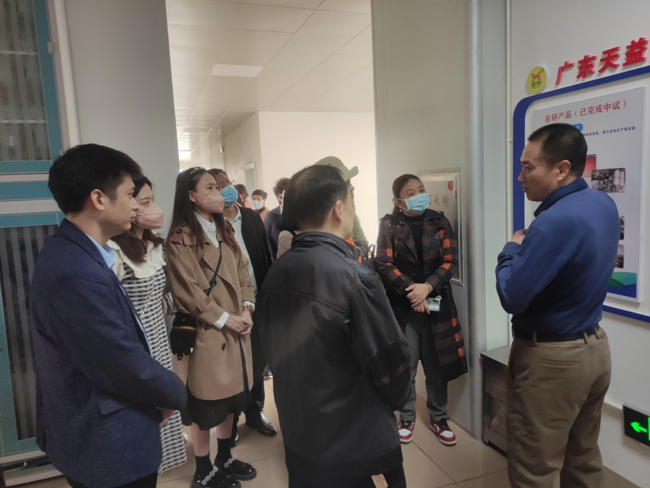 02 圖為公司副總經(jīng)理、工會(huì)主席劉有強(qiáng)介紹工作室取得的創(chuàng)新成果