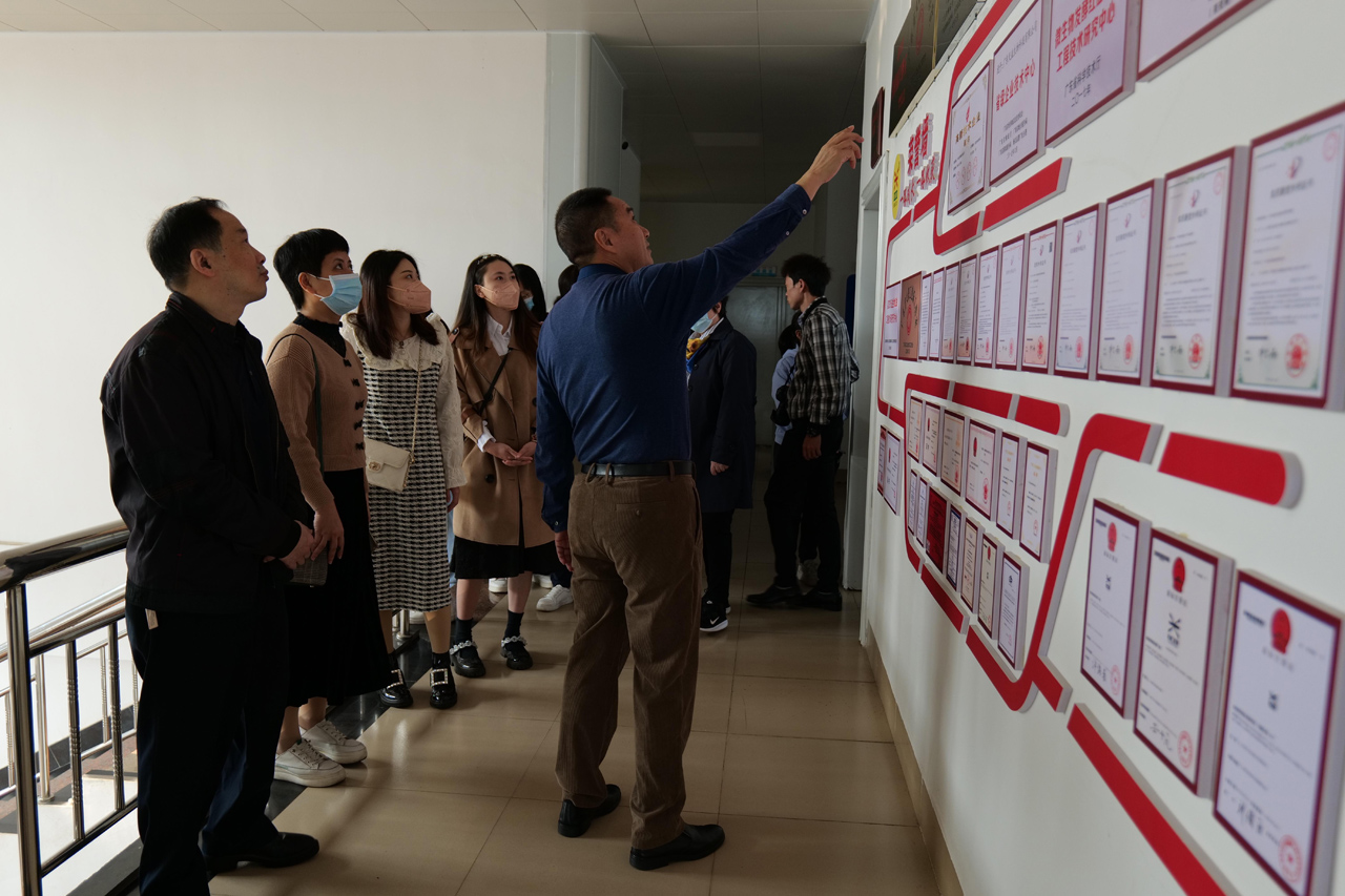 07 圖為公司副總經(jīng)理、工會(huì)主席劉有強(qiáng)介紹工作室取得的榮譽(yù)