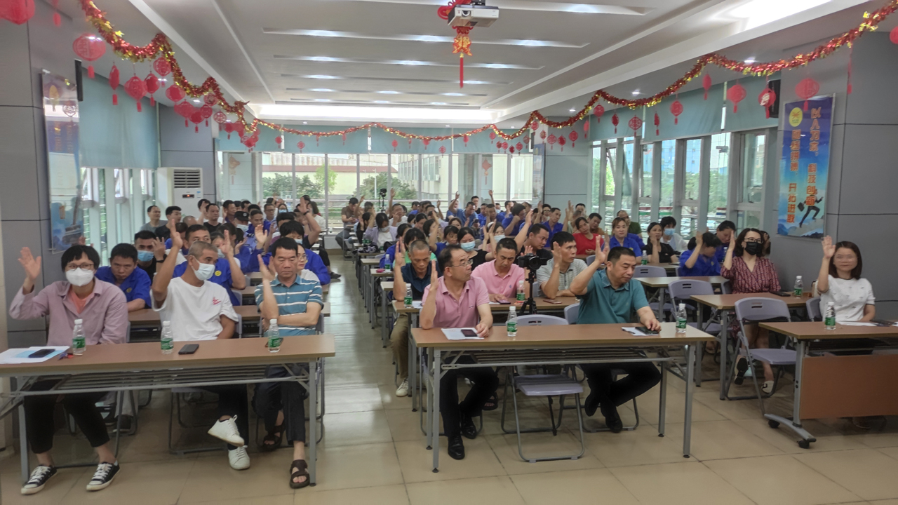 17 圖為會議舉手表決審議通過財務(wù)預(yù)算報告和公司生產(chǎn)經(jīng)營情況報告