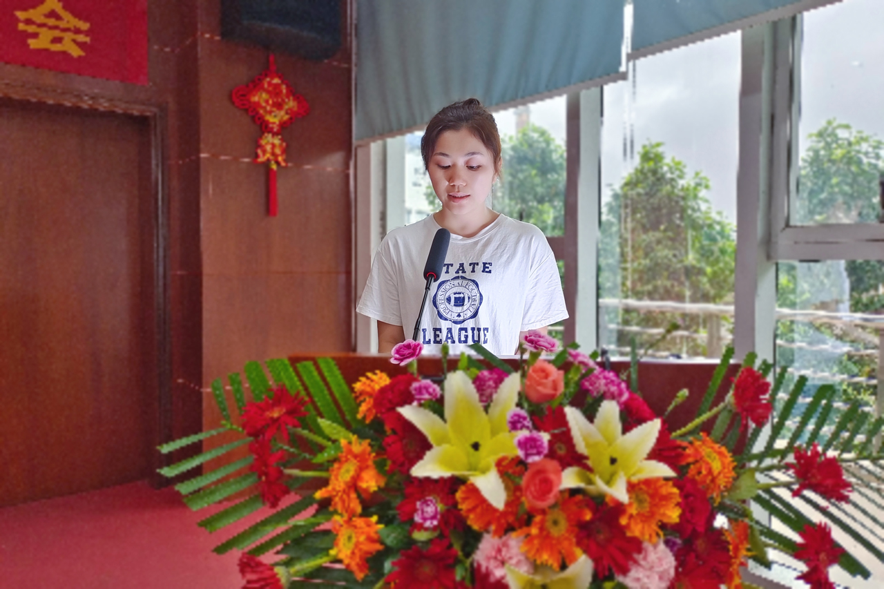 23 圖為優(yōu)秀員工代表發(fā)言