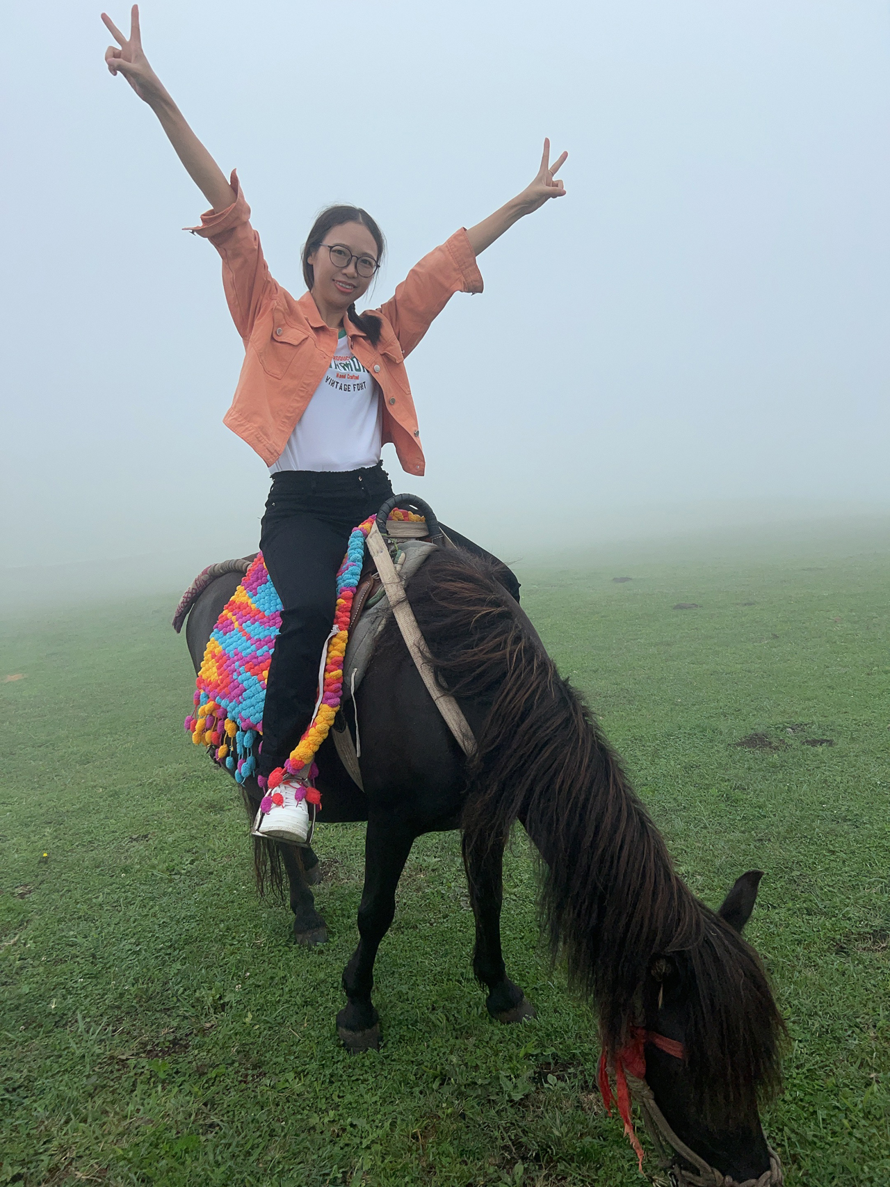 25 美女也來(lái)騎馬馬