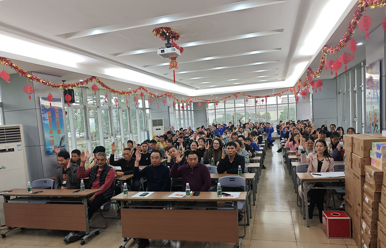 05 圖為會議舉手表決現(xiàn)場