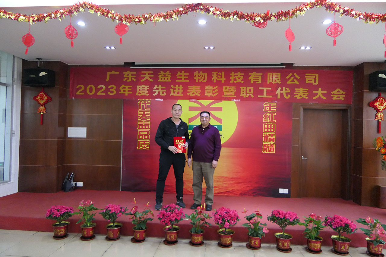 09 圖為優(yōu)秀銷售員合影