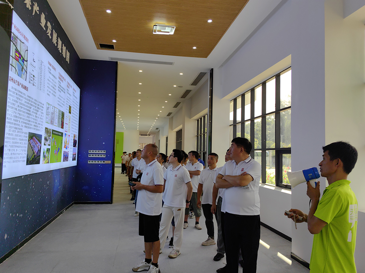 01 圖為參觀學(xué)習(xí)畫景飲料文化建設(shè)