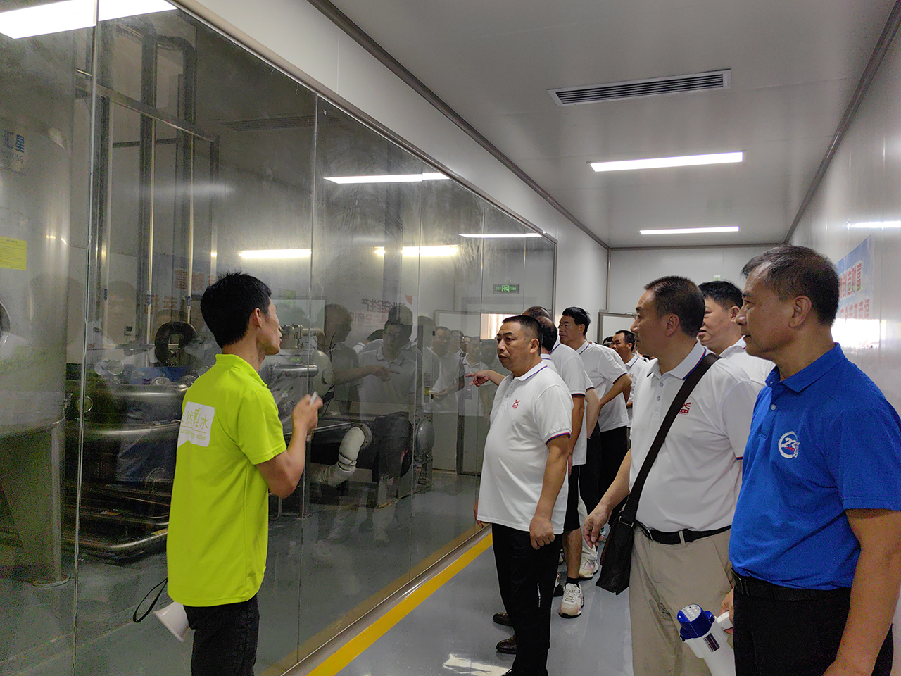 02 圖為參觀學(xué)習(xí)畫景飲料生產(chǎn)車間精細化管理