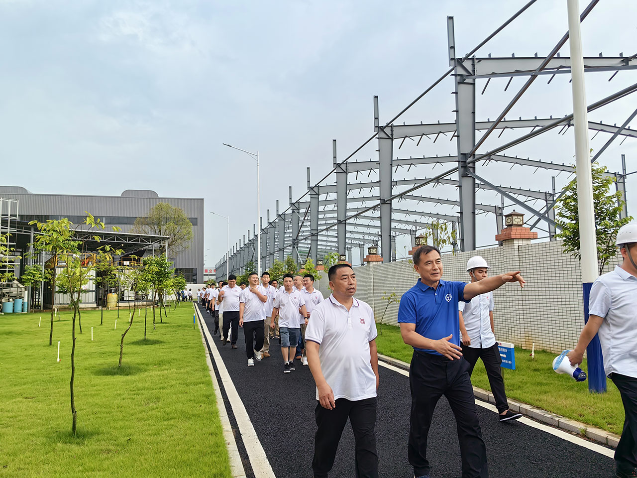 04 圖為參觀學(xué)習(xí)東騰飼料廠區(qū)管理