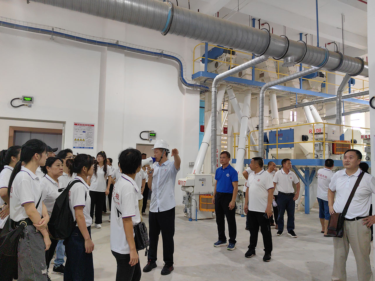 06 圖為參觀學(xué)習(xí)東騰飼料生產(chǎn)車間精細化管理