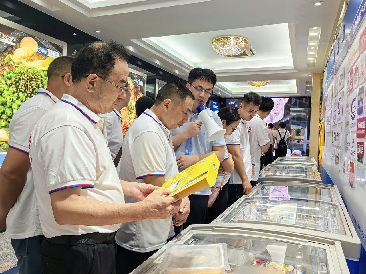 08 圖為參觀國美水產(chǎn)預(yù)制菜產(chǎn)品