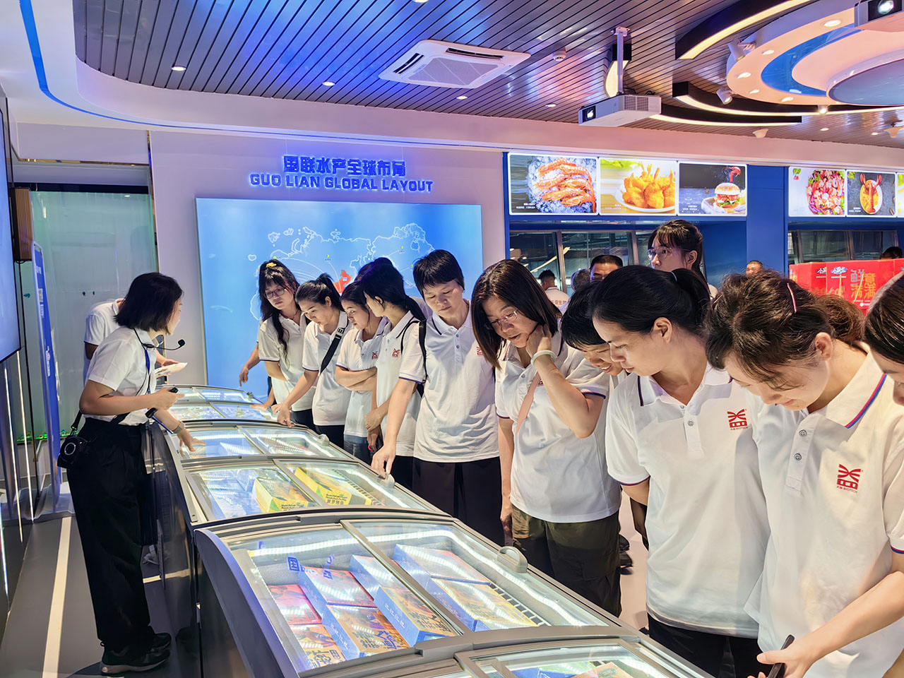 12 圖為參觀國聯(lián)水產(chǎn)預(yù)制菜產(chǎn)品