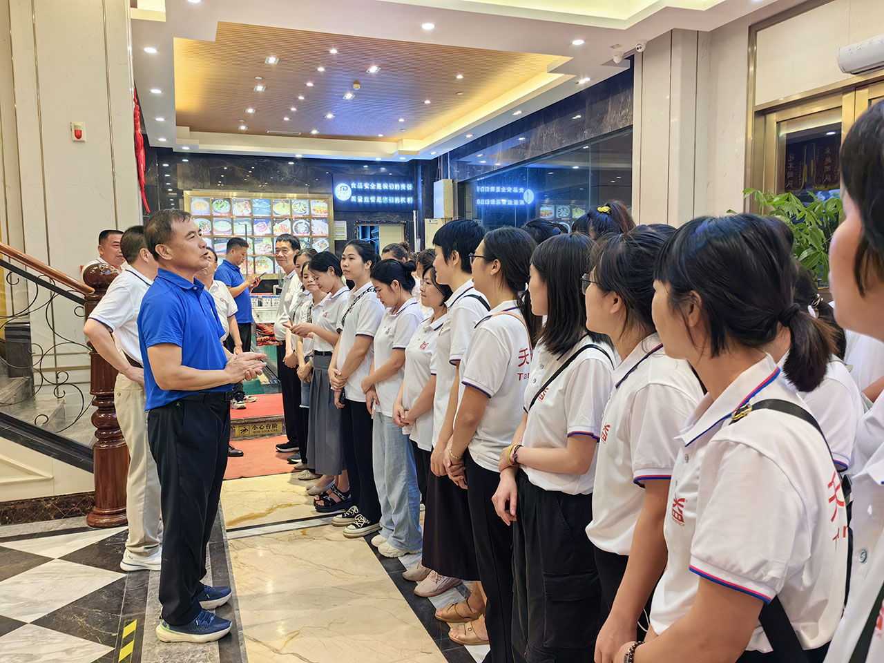 17 圖為天益管理團隊向優(yōu)秀的大海灣海鮮酒樓學(xué)習(xí)